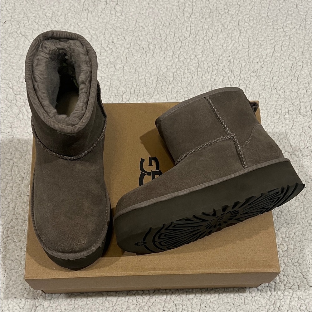 Girls Classic Mini Platform Ugg Boots | Size 3